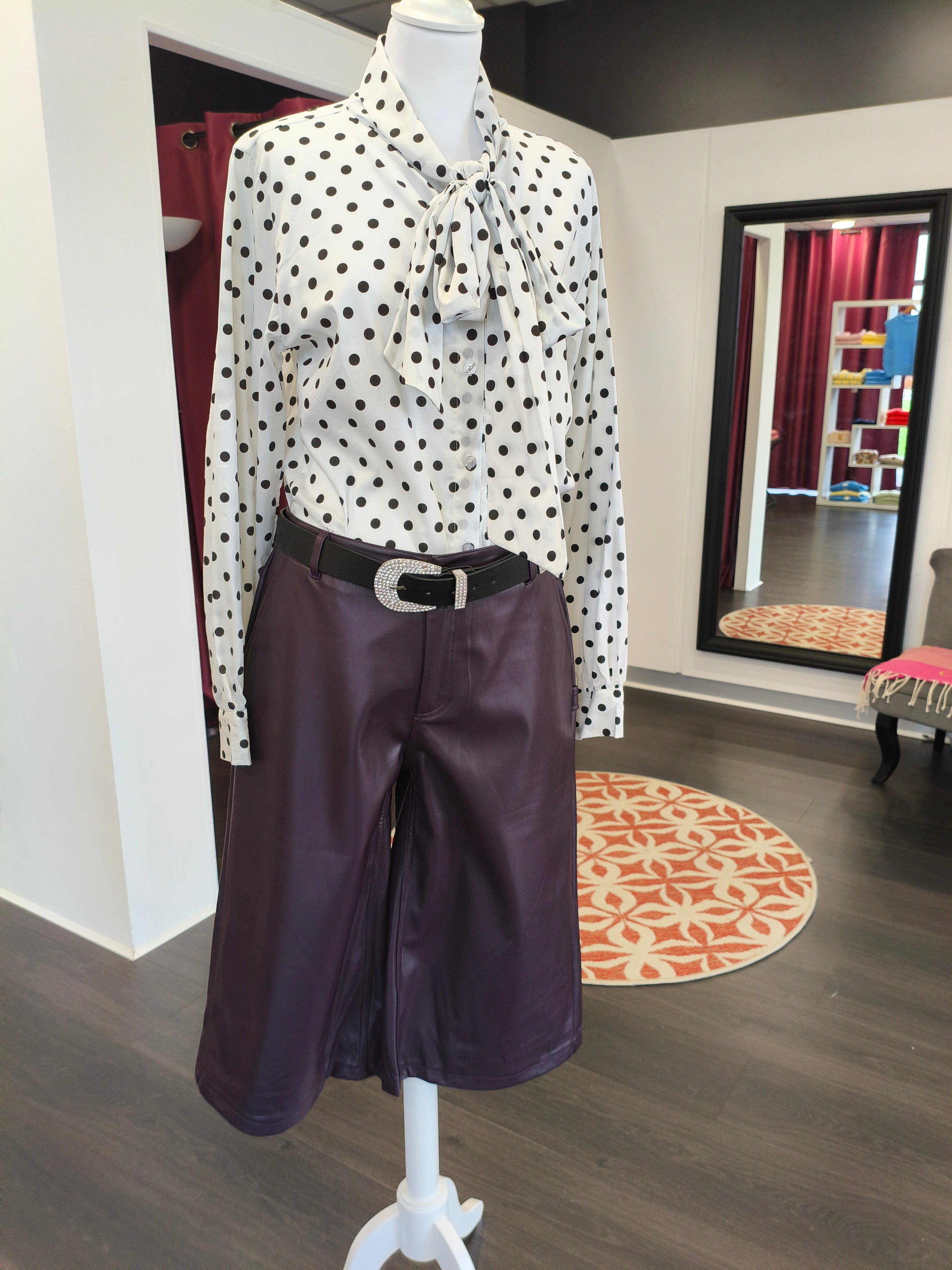 Chemise à pois et à col Lavallière