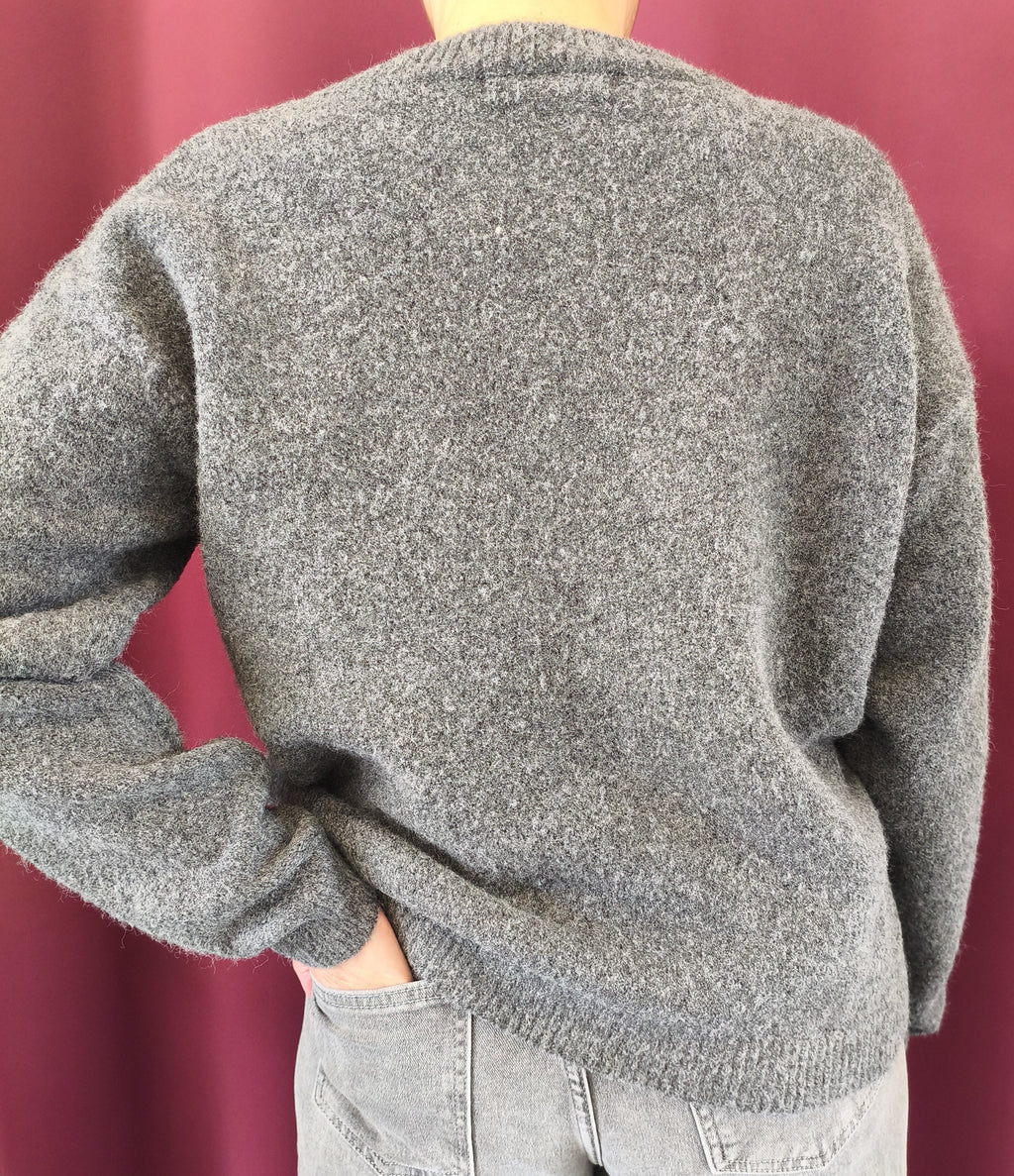 Pull gris à nœuds roses