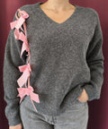 Pull gris à nœuds roses