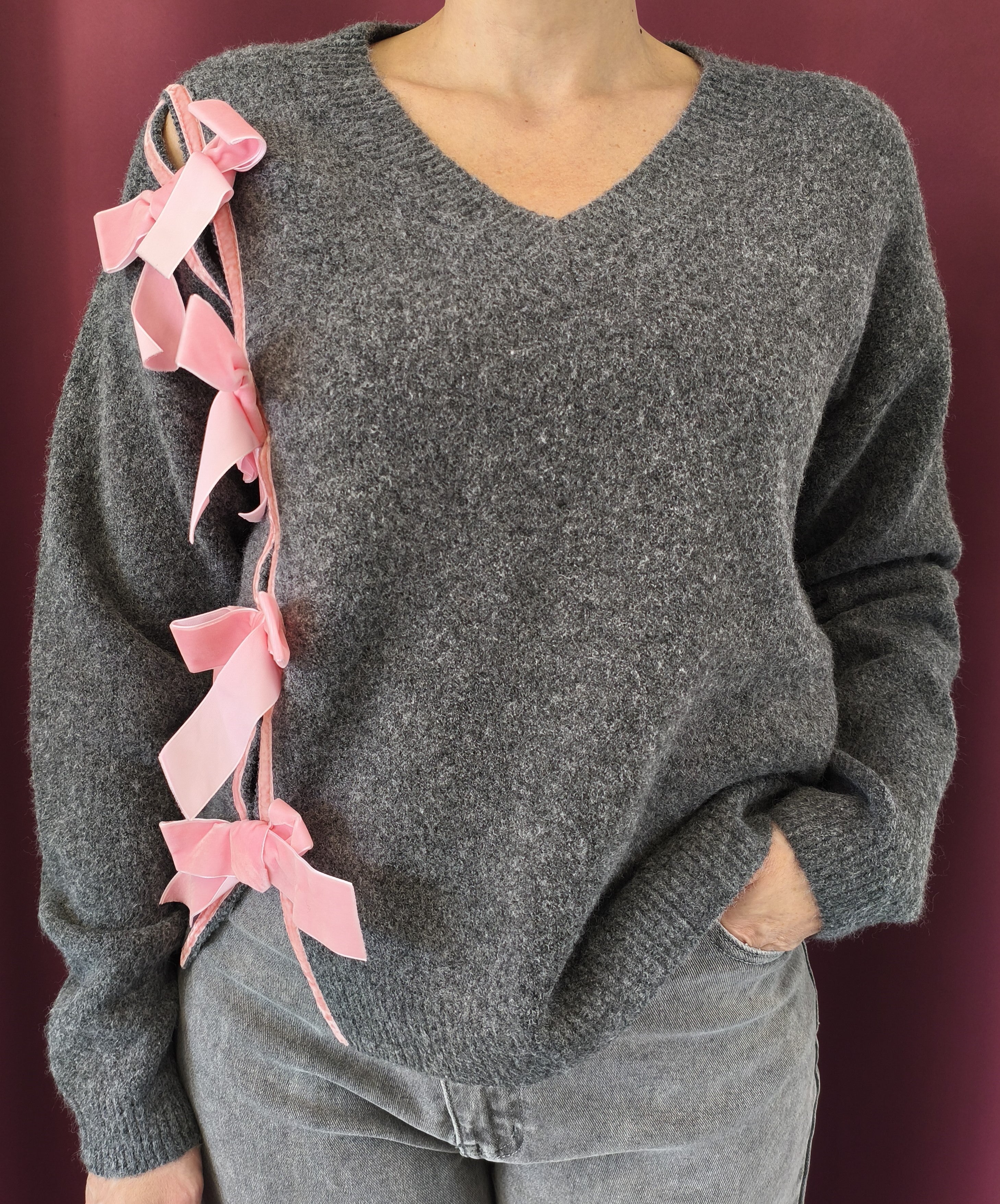 Pull gris à nœuds roses