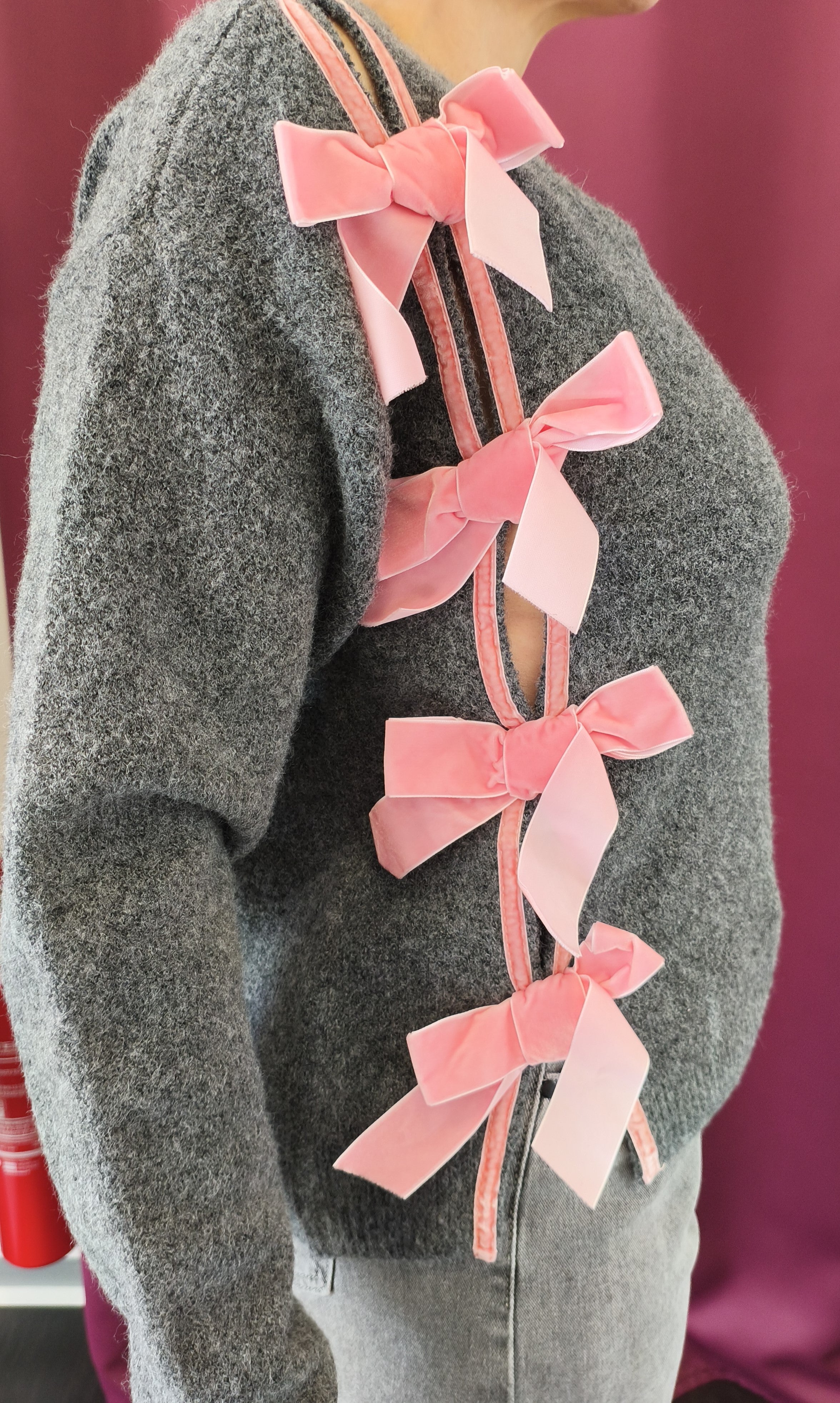 Pull gris à nœuds roses
