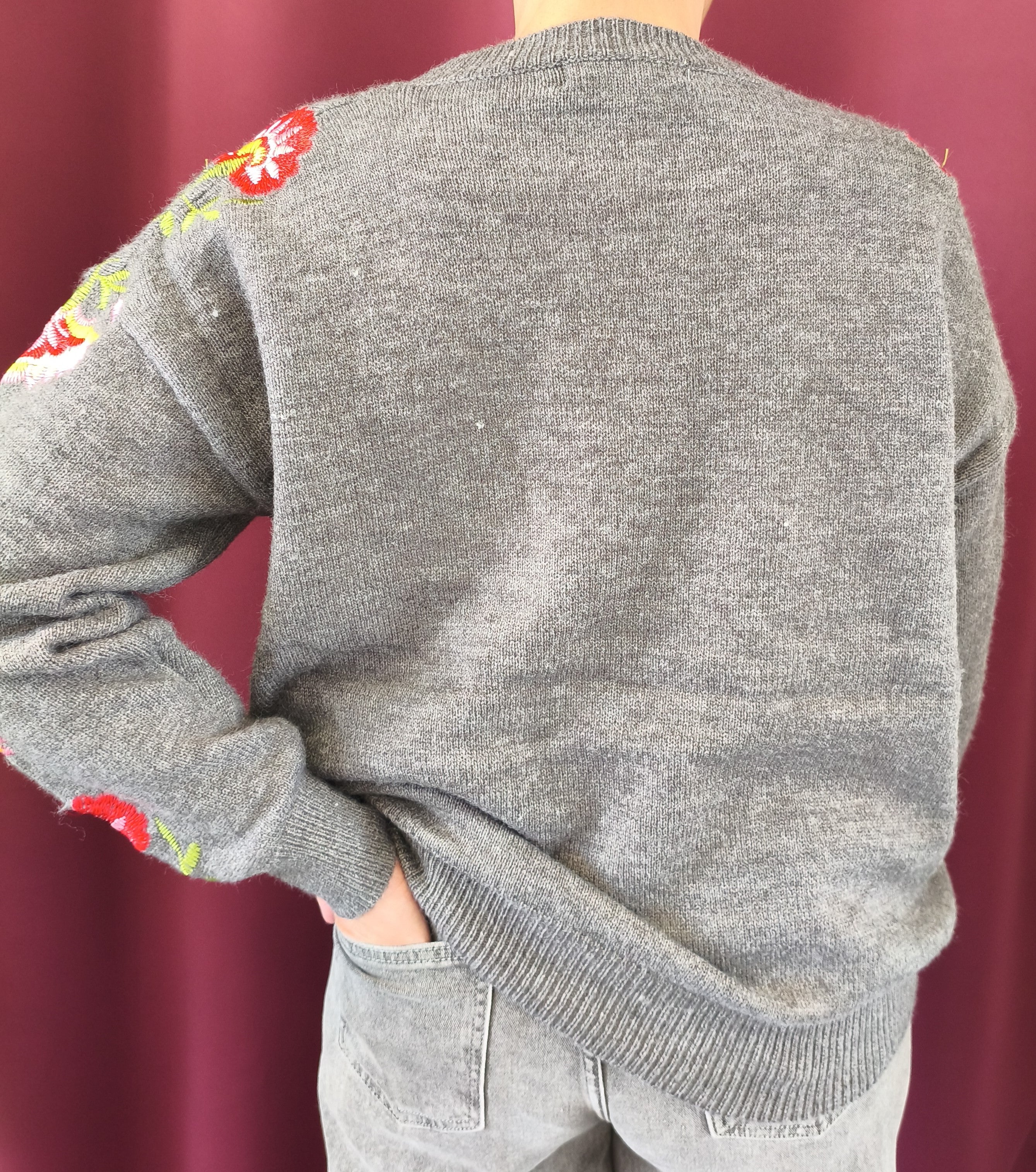 Pull gris à manches brodées