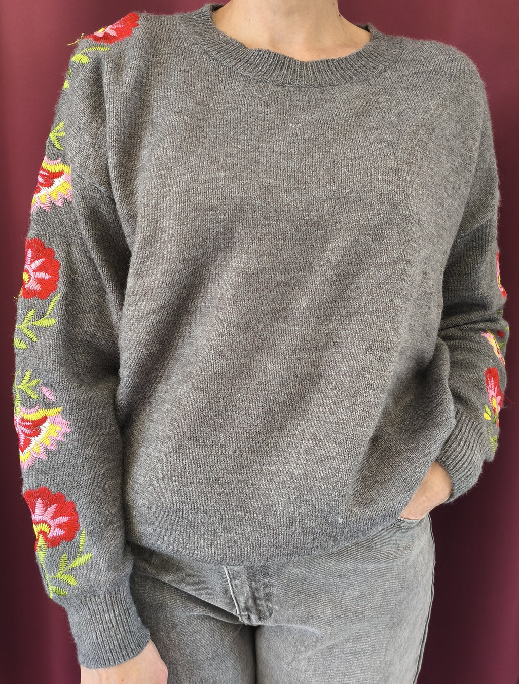 Pull gris à manches brodées