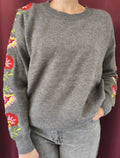 Pull gris à manches brodées