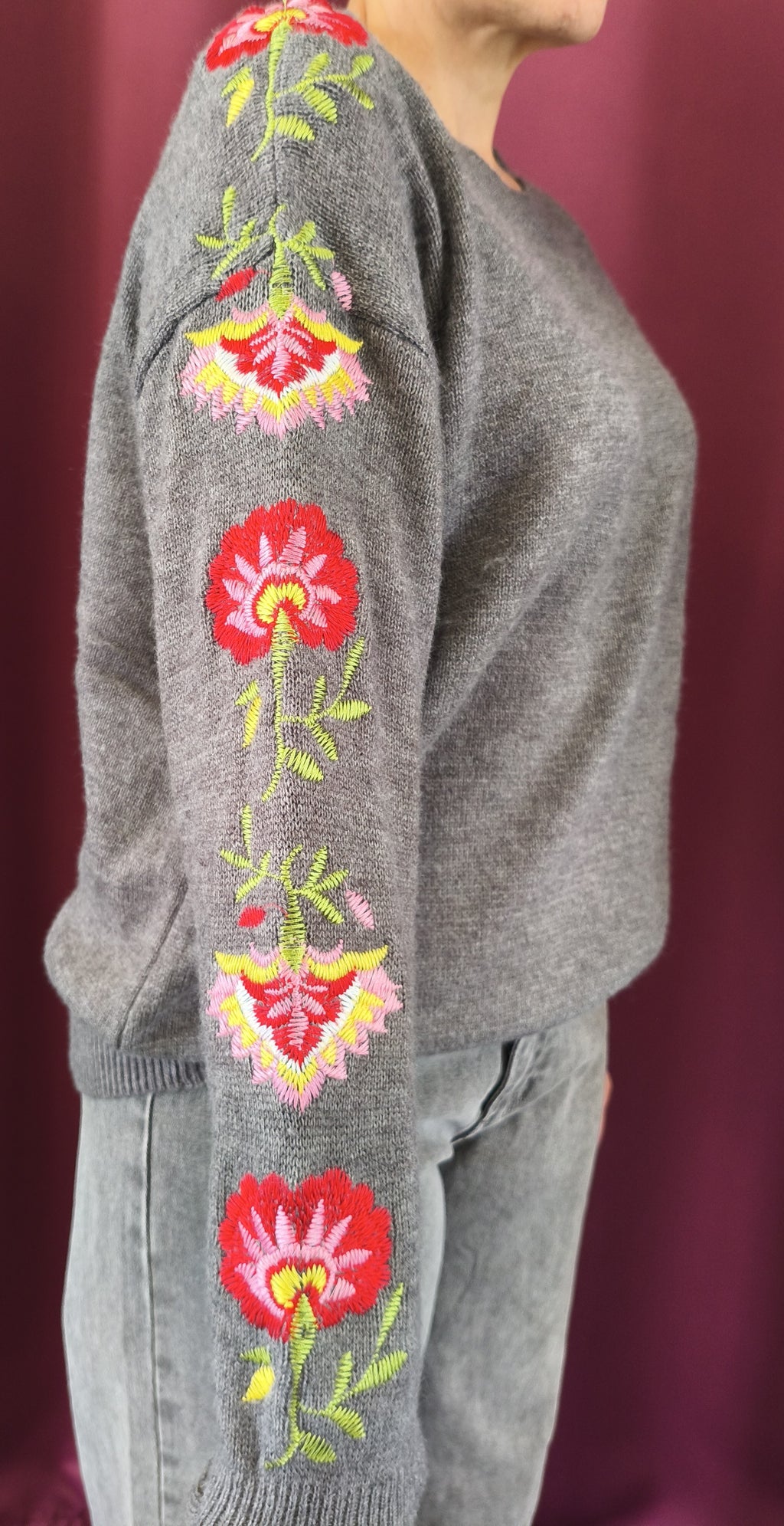 Pull gris à manches brodées