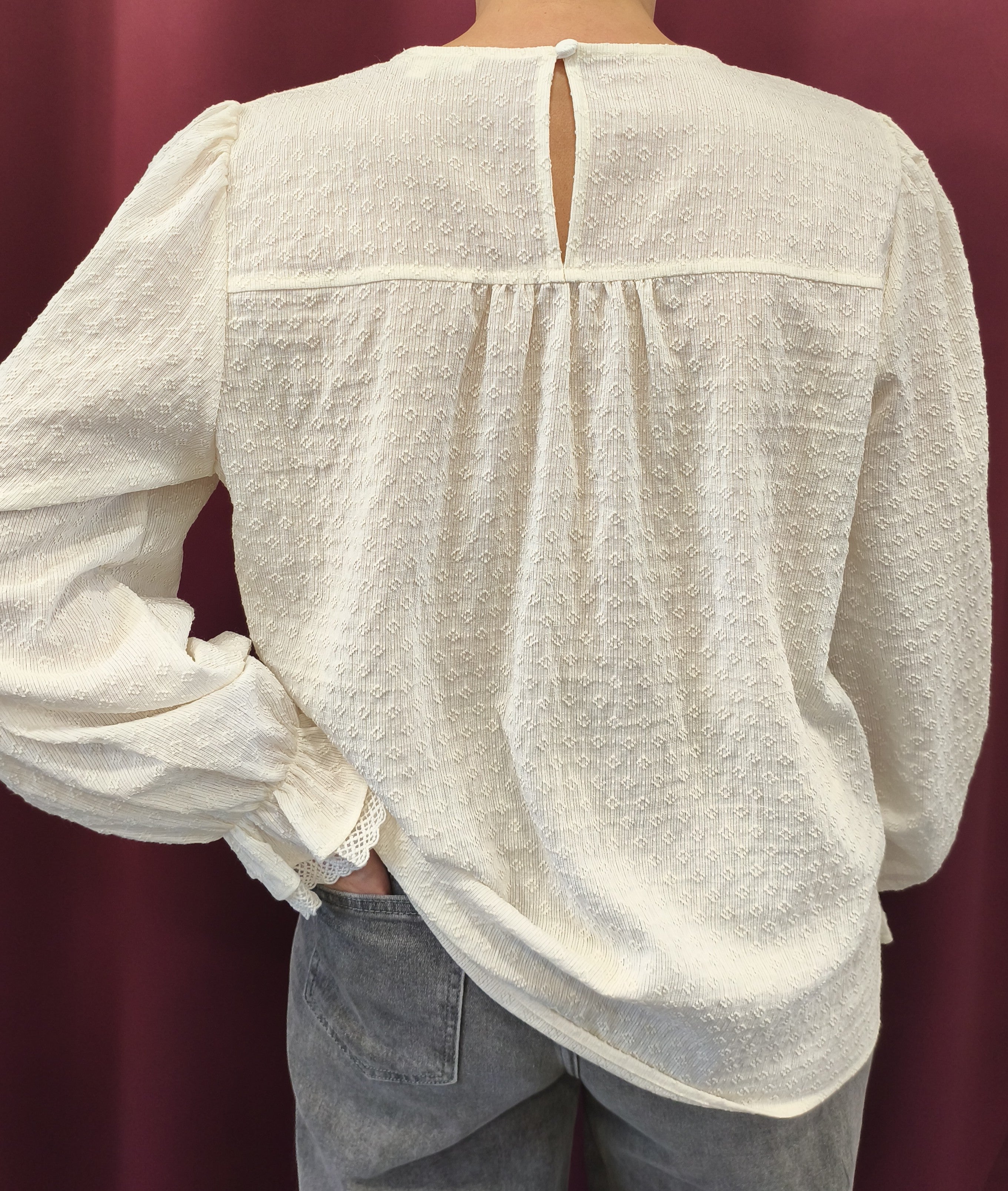 Blouse blanche à manchette dentelles