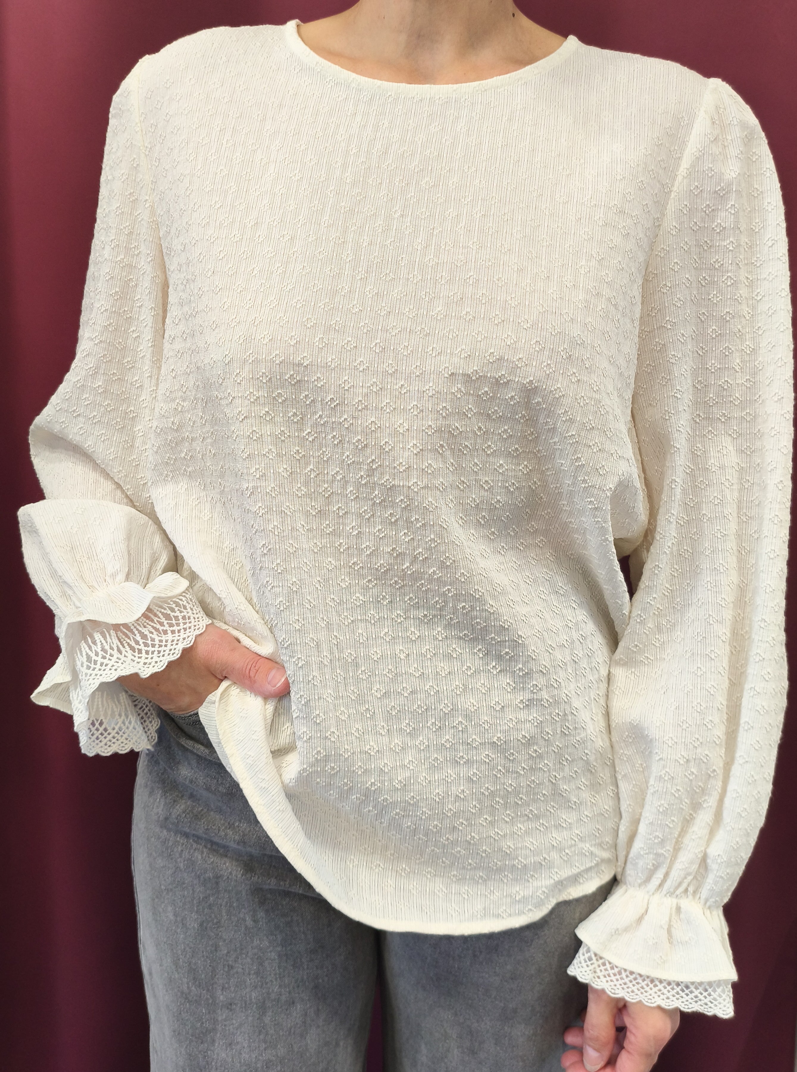 Blouse blanche à manchette dentelles