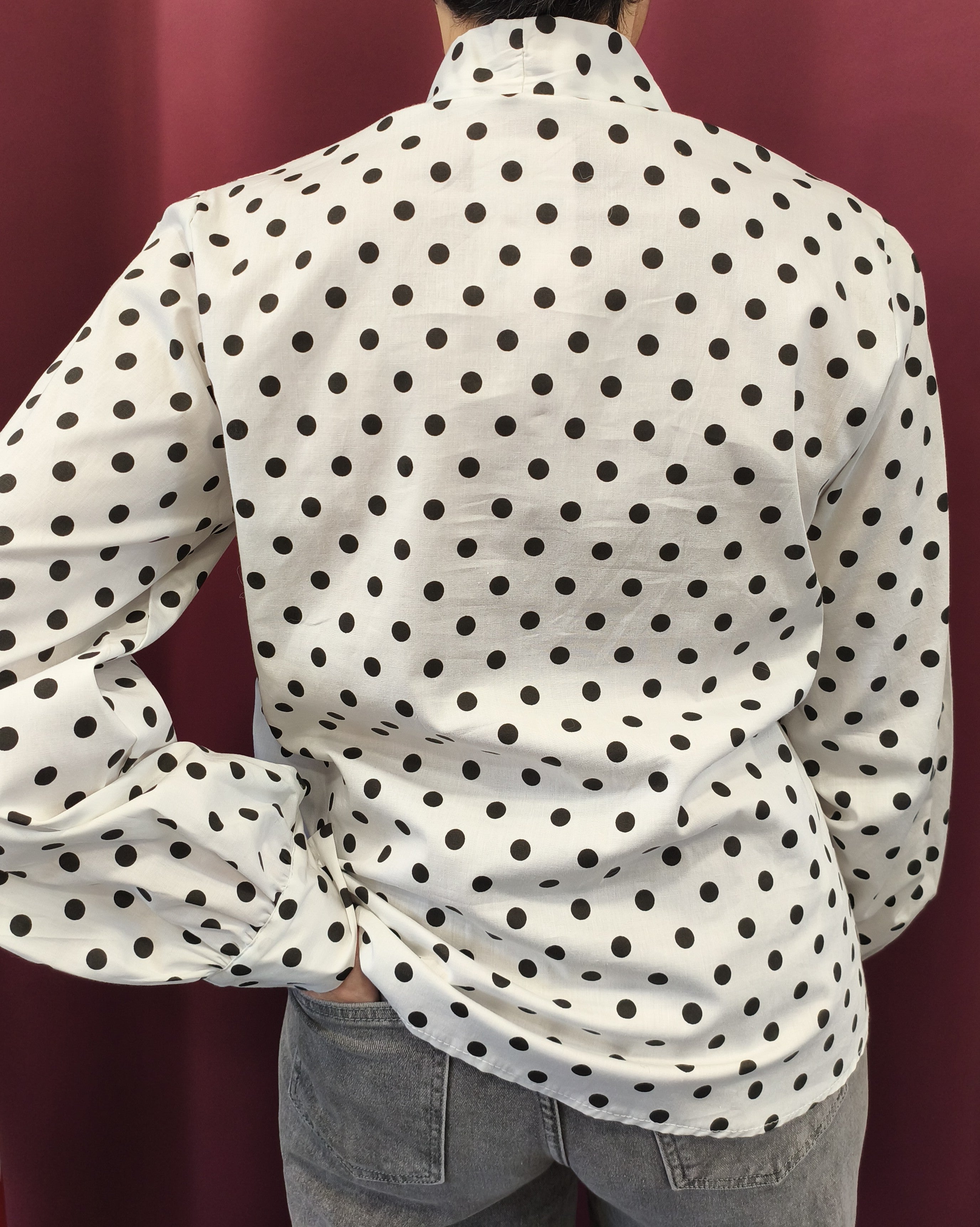 Chemise à pois et à col Lavallière