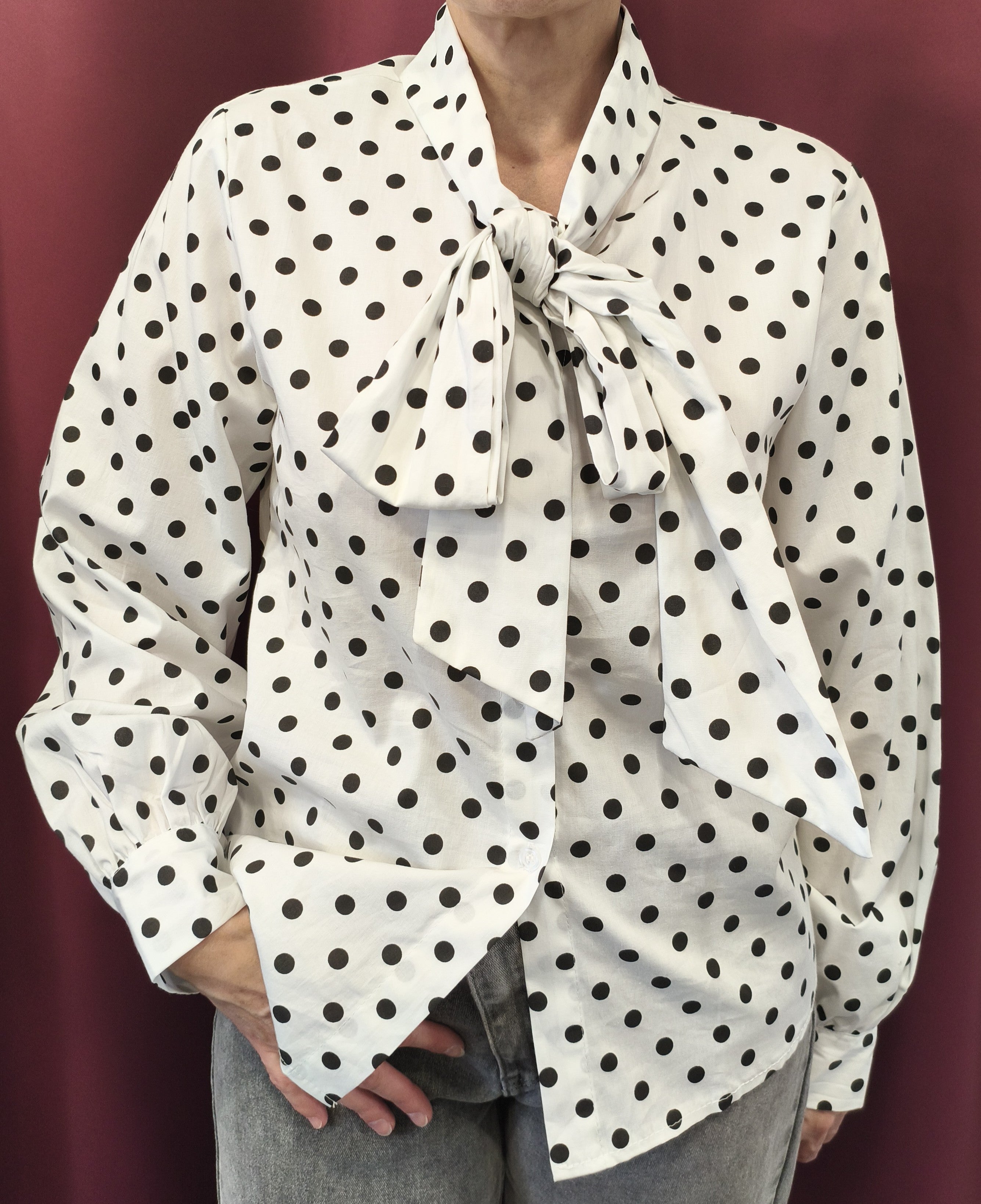 Chemise à pois et à col Lavallière