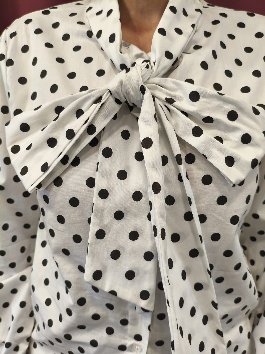 Chemise à pois et à col Lavallière