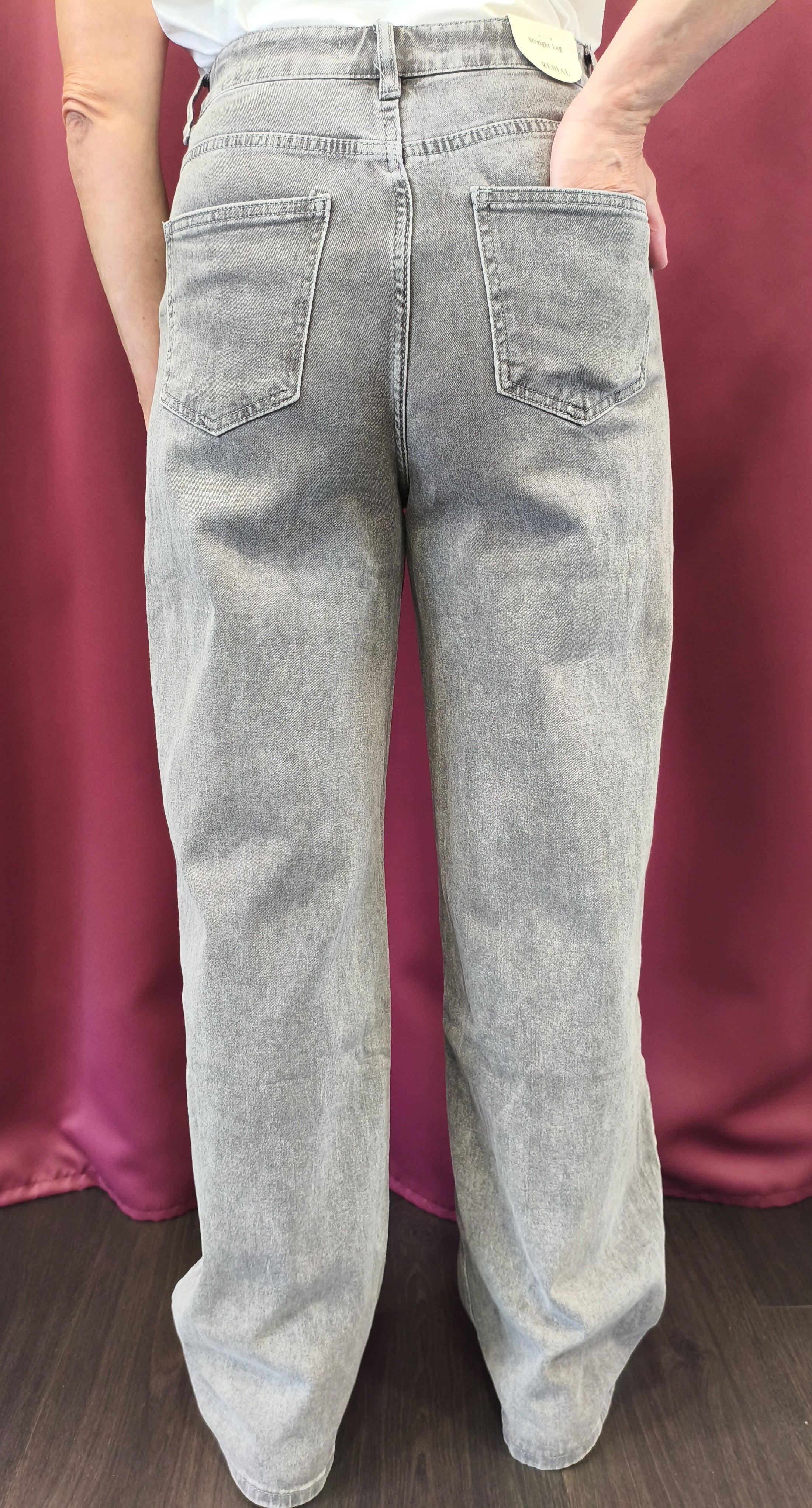 Jeans gris à ceinture asymétrique