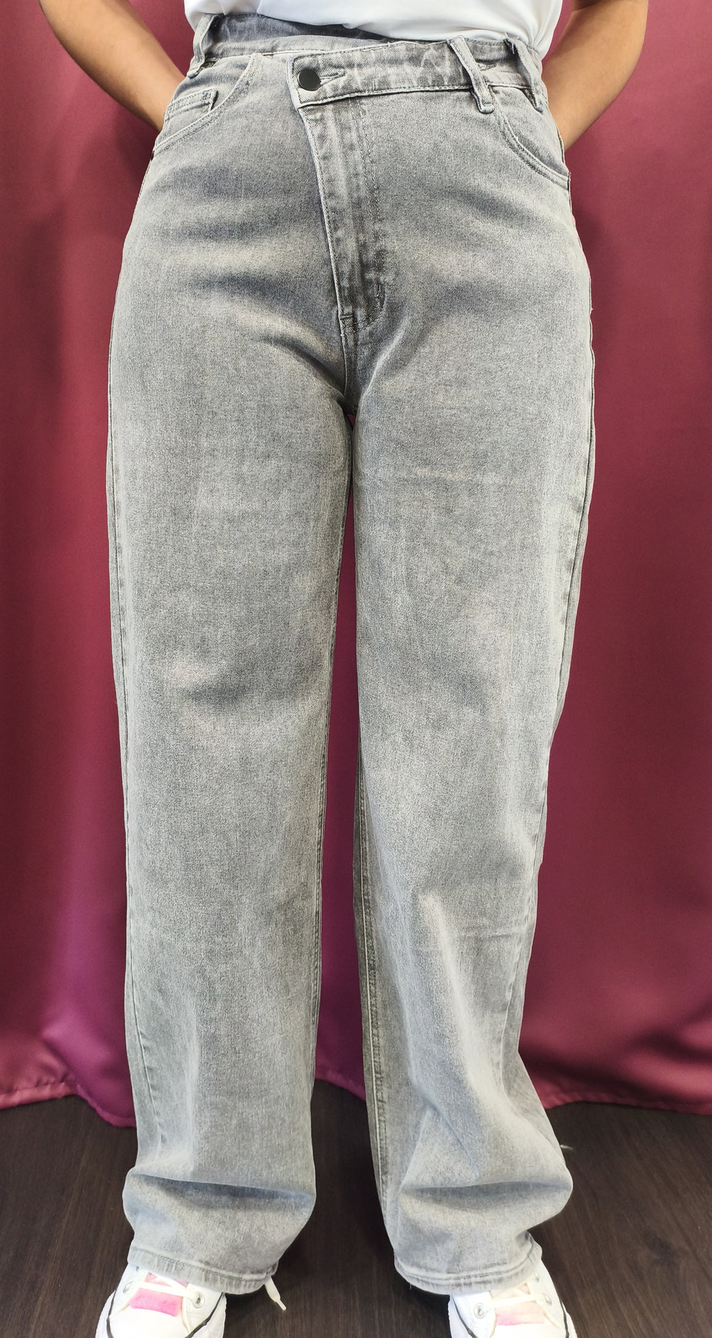 Jeans gris à ceinture asymétrique