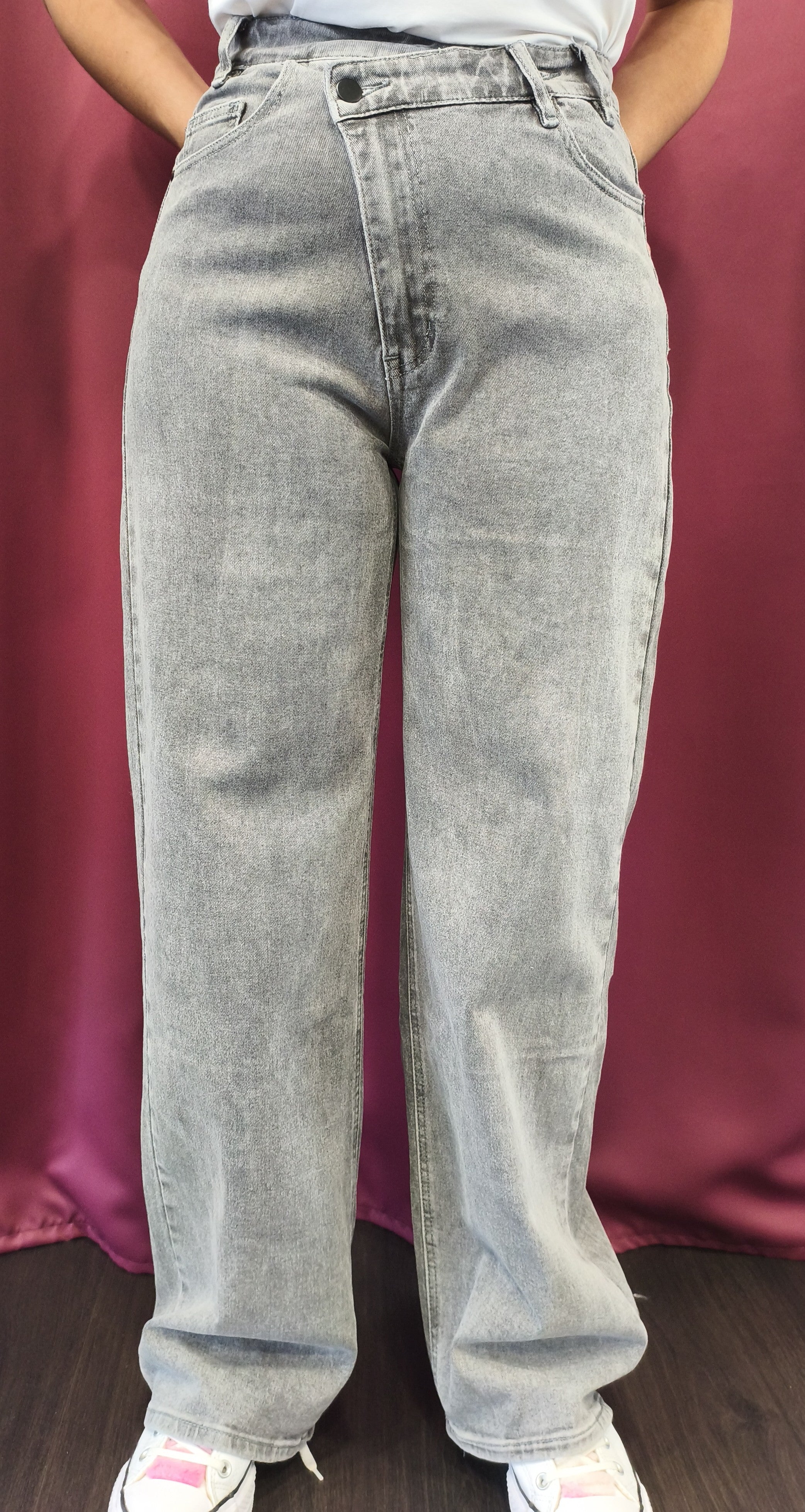 Jeans gris à ceinture asymétrique