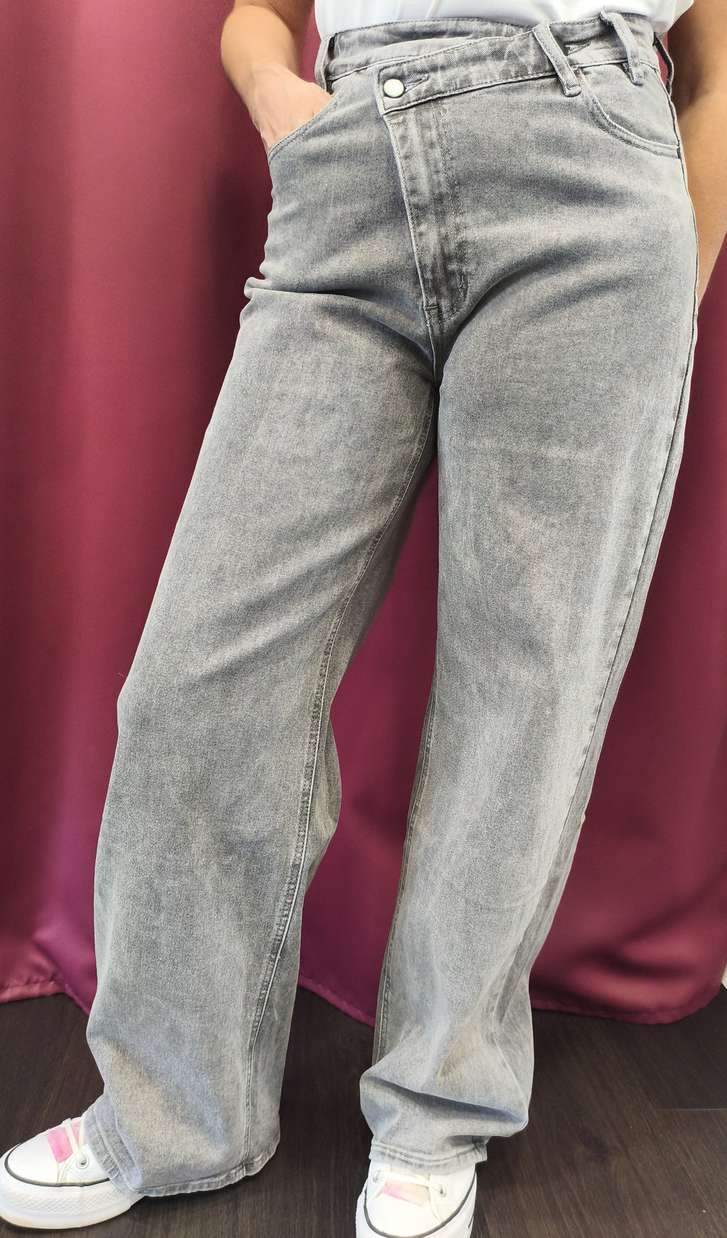 Jeans gris à ceinture asymétrique
