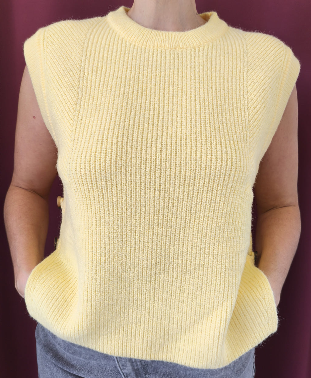 Pull sans manches jaune